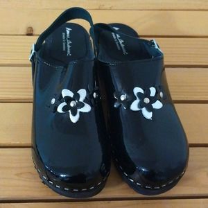 Hanna Anderson black clogs